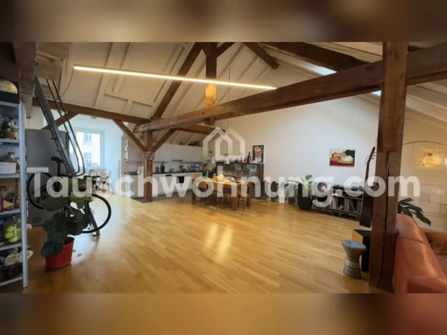 Ampio loft moderno inondato di luce con galleria - Foto 2 di 3