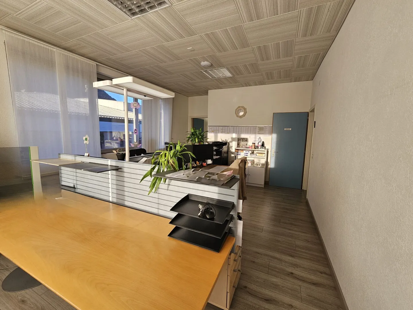 Bâtiment commercial dans une zone d'activités de production et de services - Photo 15 sur 18