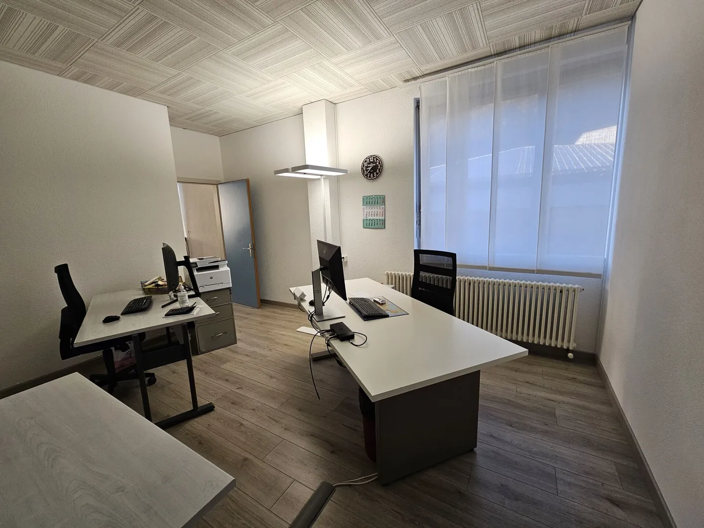 Bâtiment commercial dans une zone d'activités de production et de services - Photo 16 sur 18