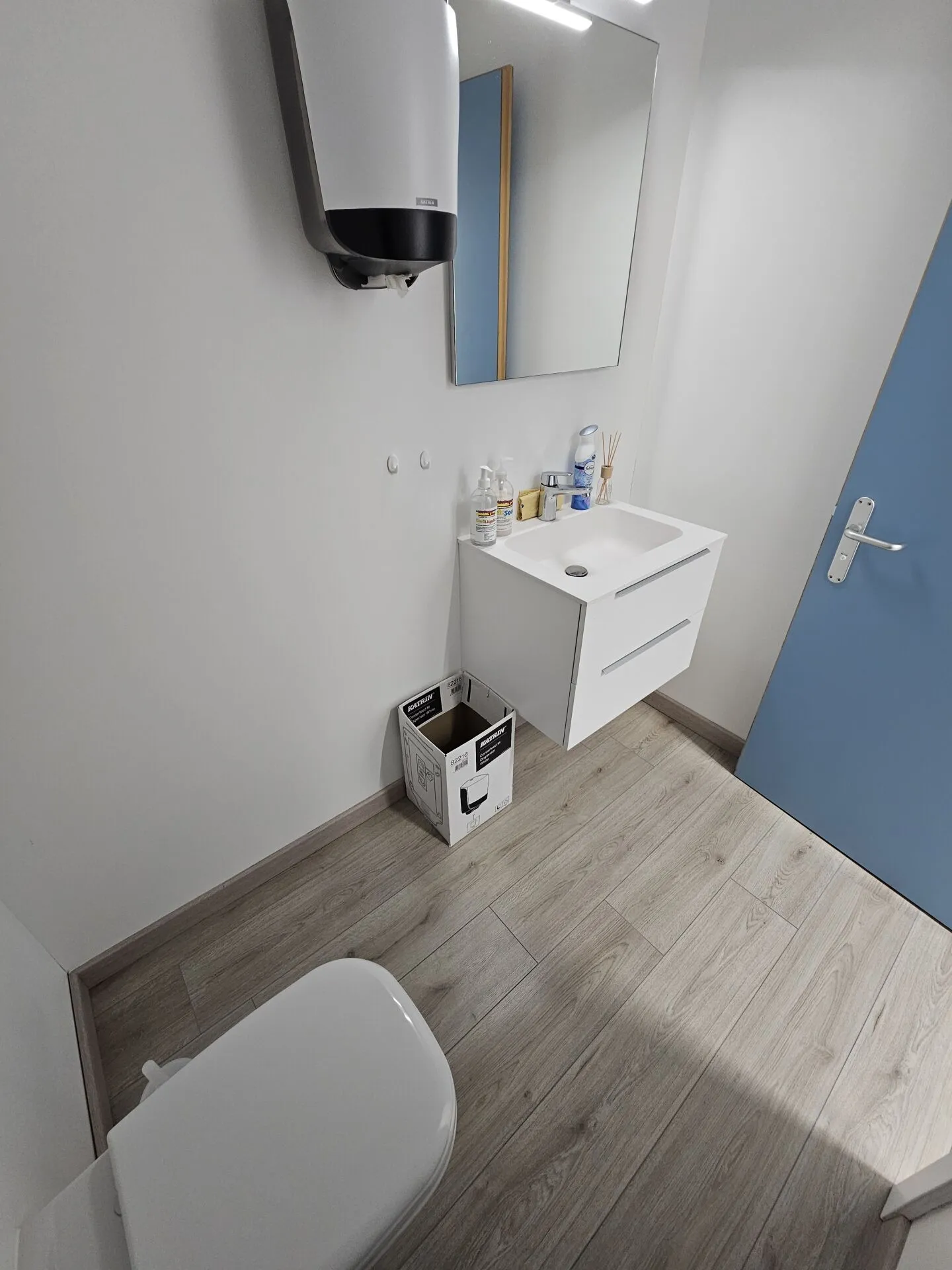 Bâtiment commercial dans une zone d'activités de production et de services - Photo 18 sur 18