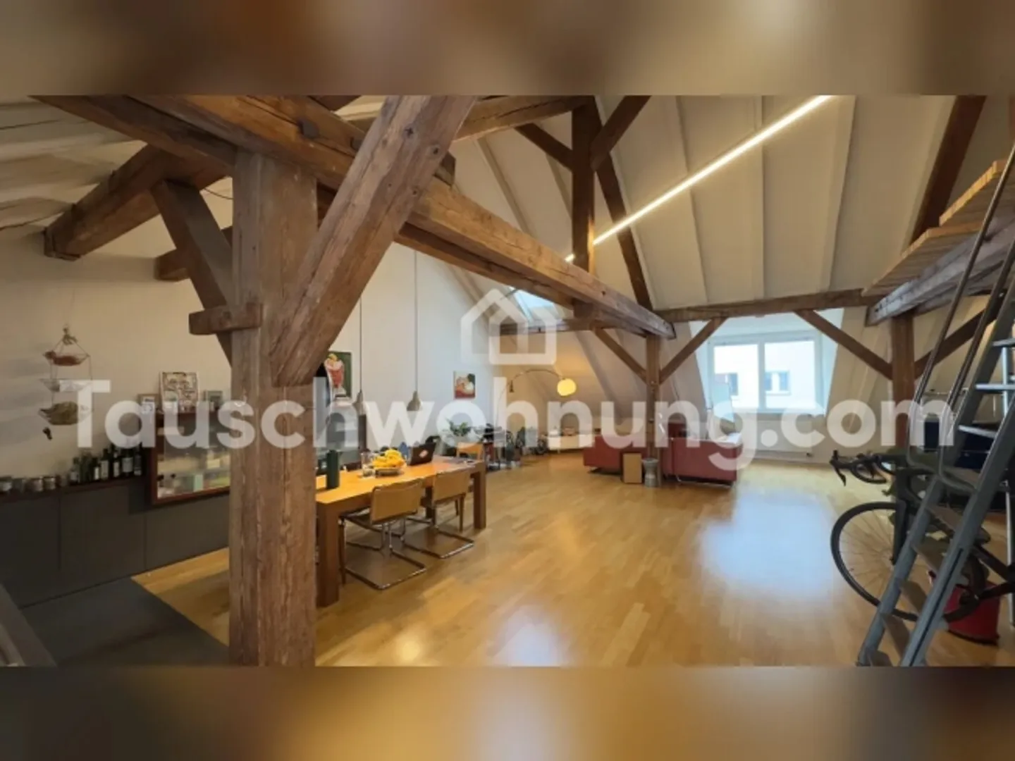 Ampio loft moderno inondato di luce con galleria - Foto 3 di 3