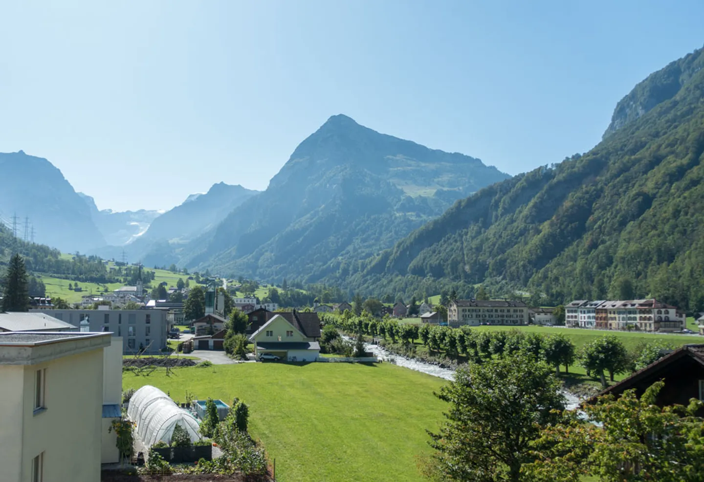 Appartement 4 pièces entièrement rénové avec une vue imprenable sur les montagnes - Photo 1 sur 4