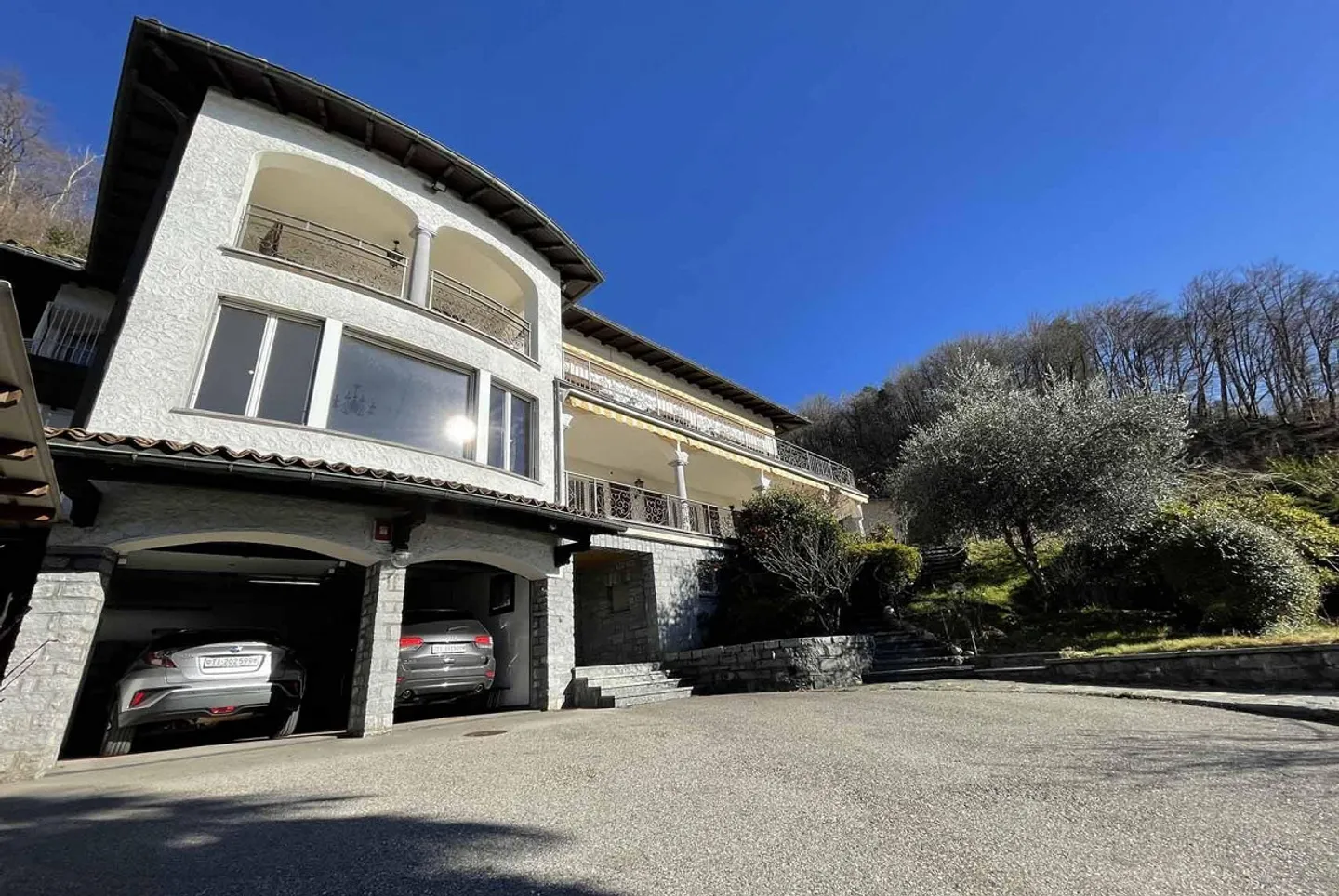 AMPIA E PRESTIGIOSA VILLA 8.5 VISTA LAGO A COLLINA D'ORO - Foto 2 di 12