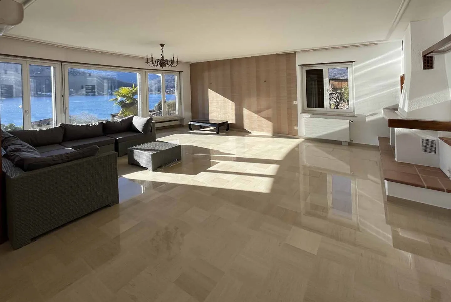 AMPIA E PRESTIGIOSA VILLA 8.5 VISTA LAGO A COLLINA D'ORO - Foto 3 di 12