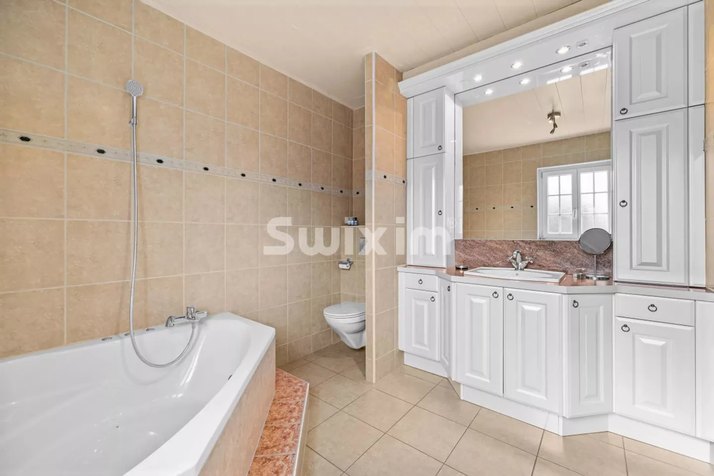 Außergewöhnliche Villa mit 6,5 Zimmern! Geräumige Volumen und Garten, leben Sie zwischen dem See - Foto 8 von 8