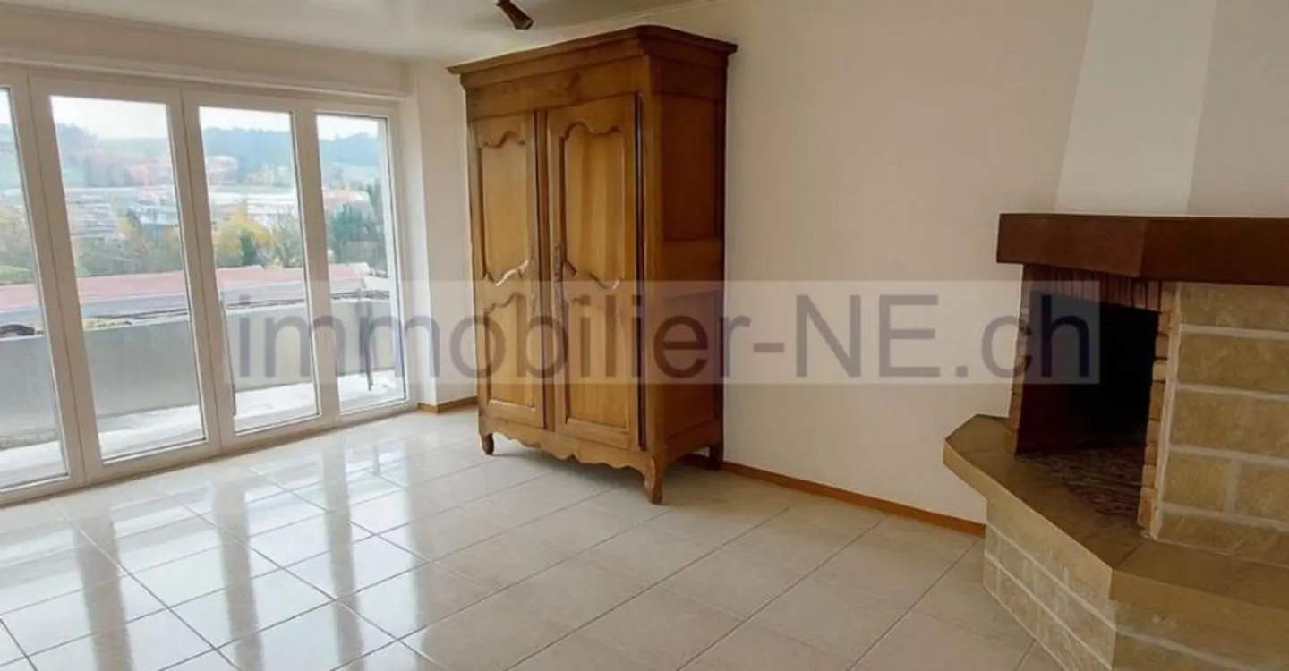 Spacious 3.5-room apartment with two balconies and elevator - Photo 1 of 8