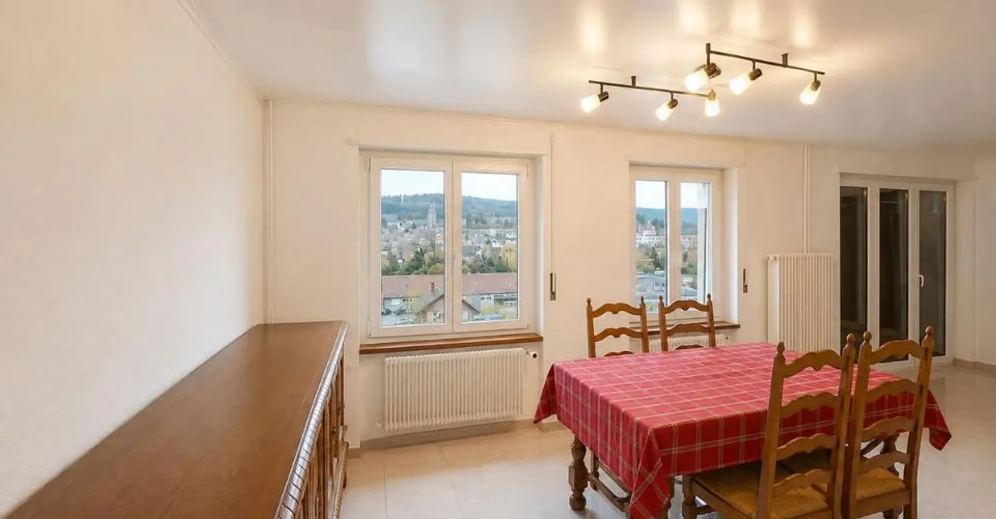 Spacious 3.5-room apartment with two balconies and elevator - Photo 2 of 8