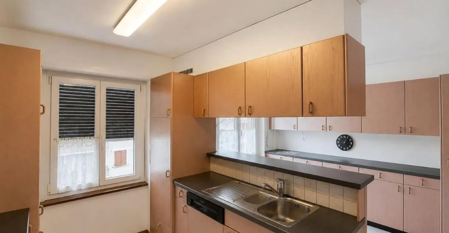 Spacious 3.5-room apartment with two balconies and elevator - Photo 3 of 8