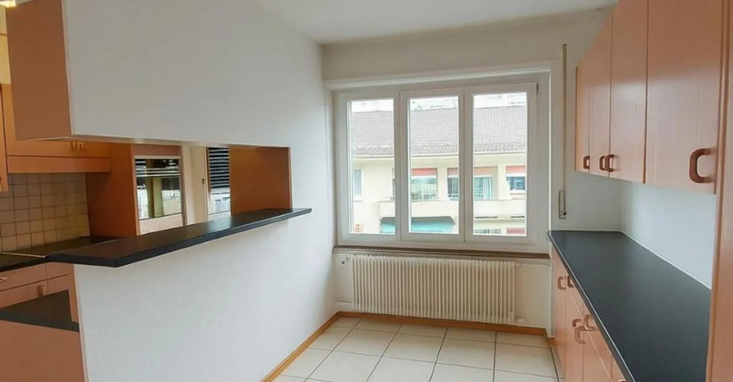 Spacious 3.5-room apartment with two balconies and elevator - Photo 4 of 8