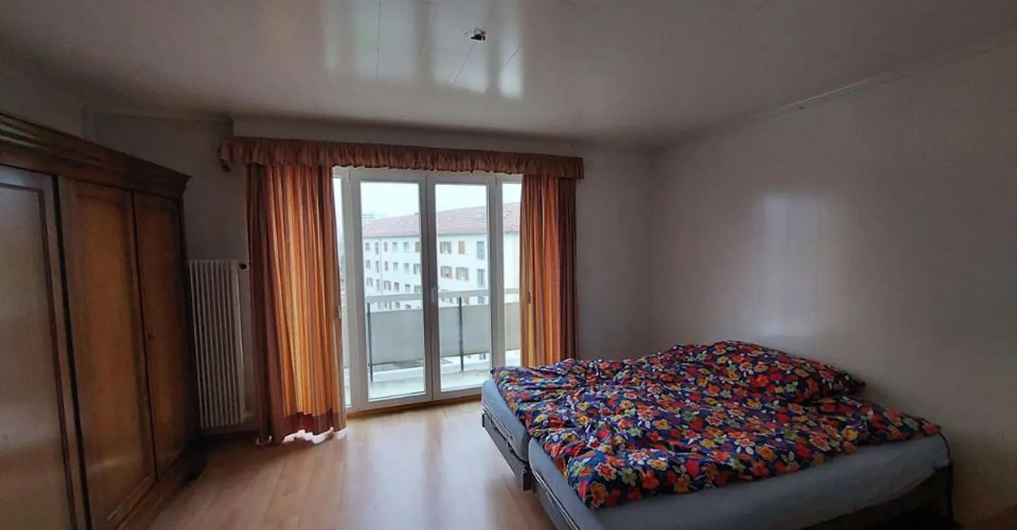 Spacious 3.5-room apartment with two balconies and elevator - Photo 6 of 8