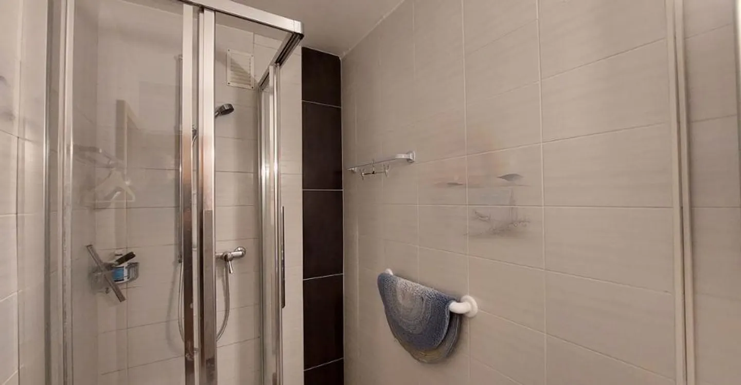 Spacious 3.5-room apartment with two balconies and elevator - Photo 7 of 8