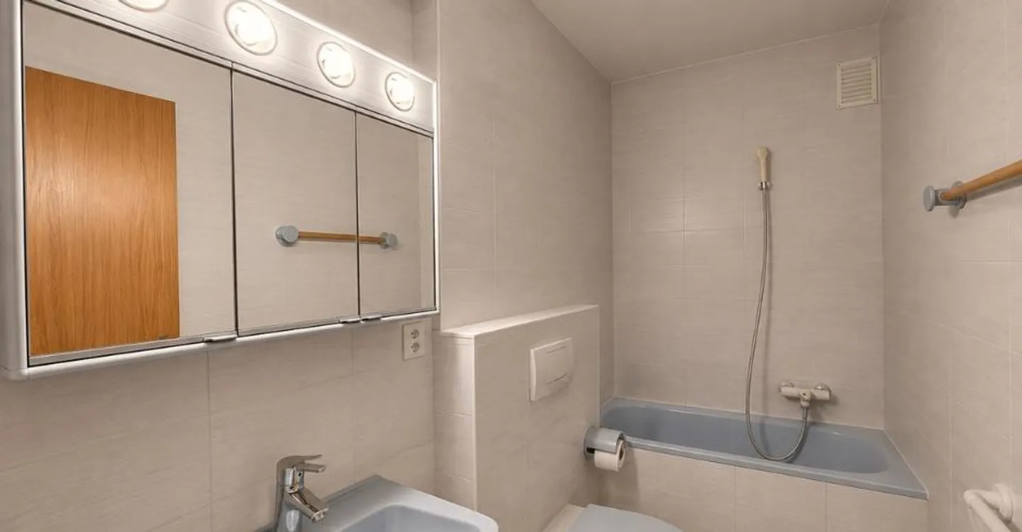 Spacious 3.5-room apartment with two balconies and elevator - Photo 8 of 8