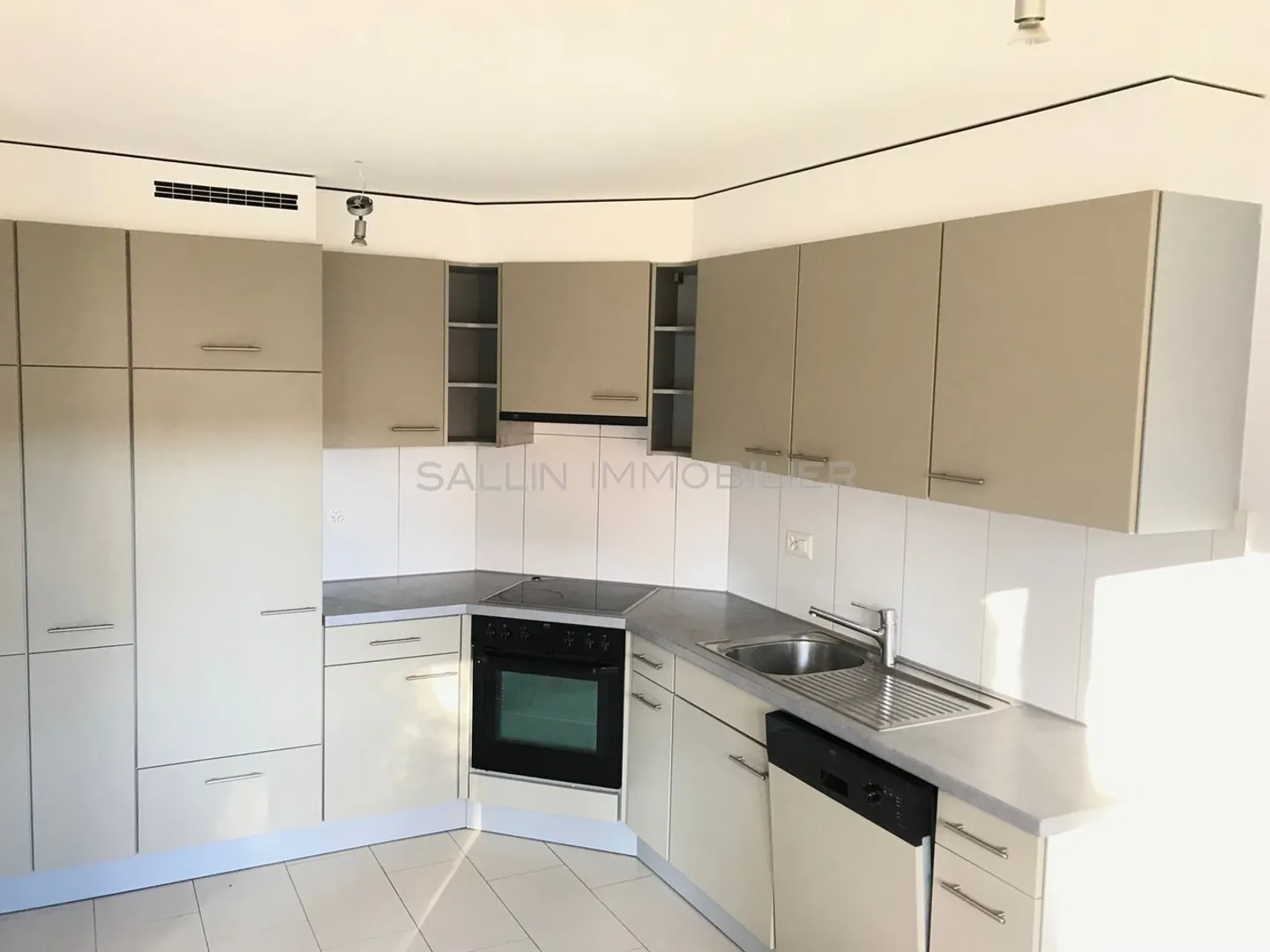 BEL E SPAZIOSO APPARTAMENTO DI 4½ STANZE - Foto 2 di 9