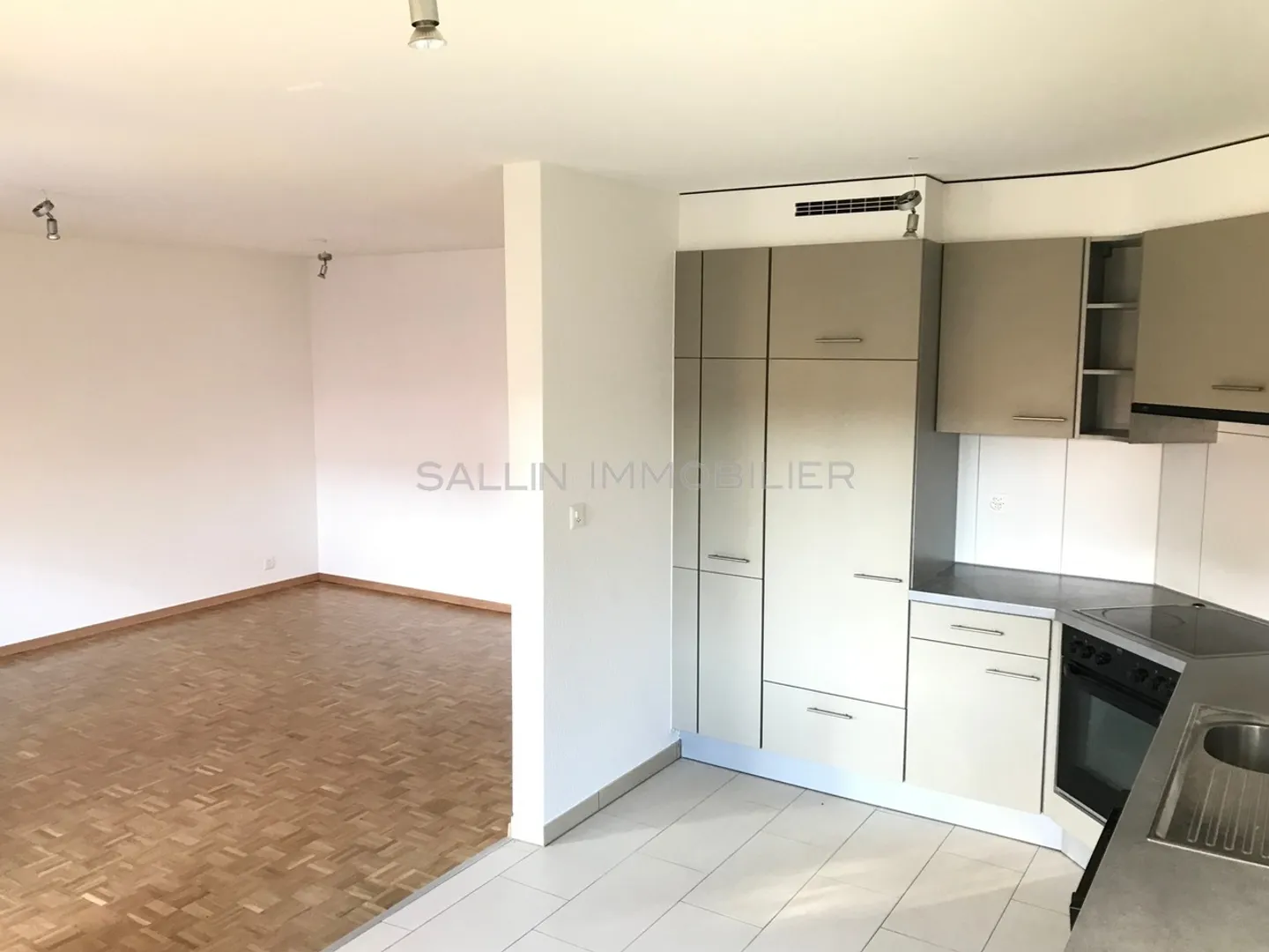 BEL E SPAZIOSO APPARTAMENTO DI 4½ STANZE - Foto 3 di 9