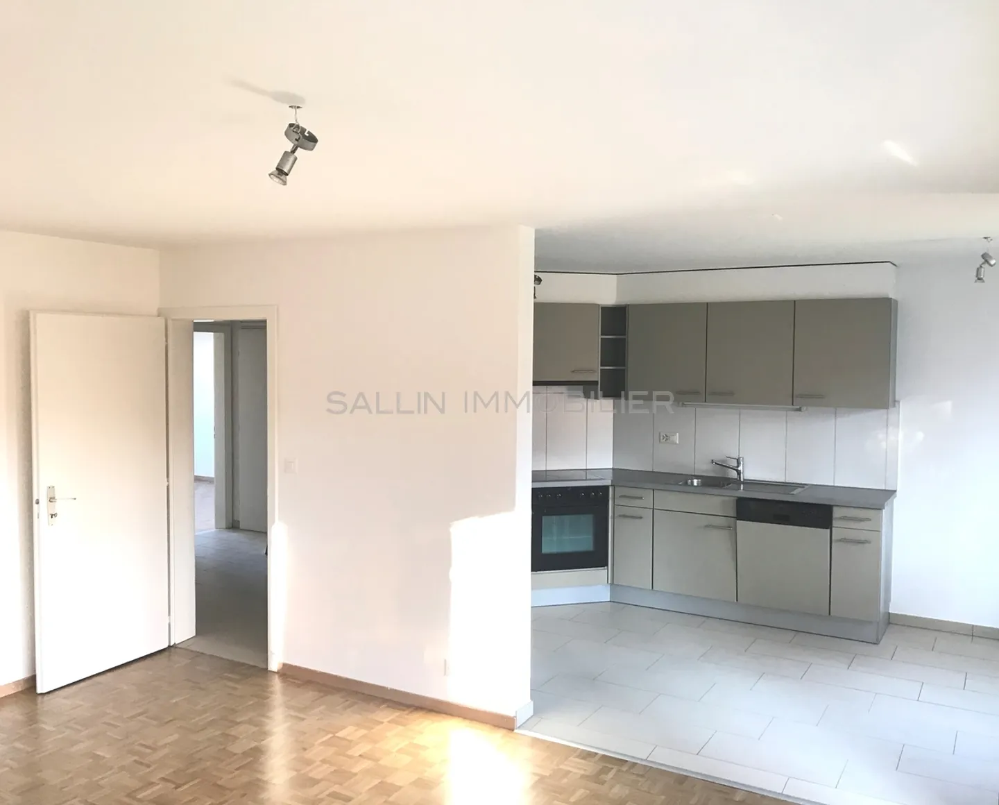 BEL E SPAZIOSO APPARTAMENTO DI 4½ STANZE - Foto 4 di 9