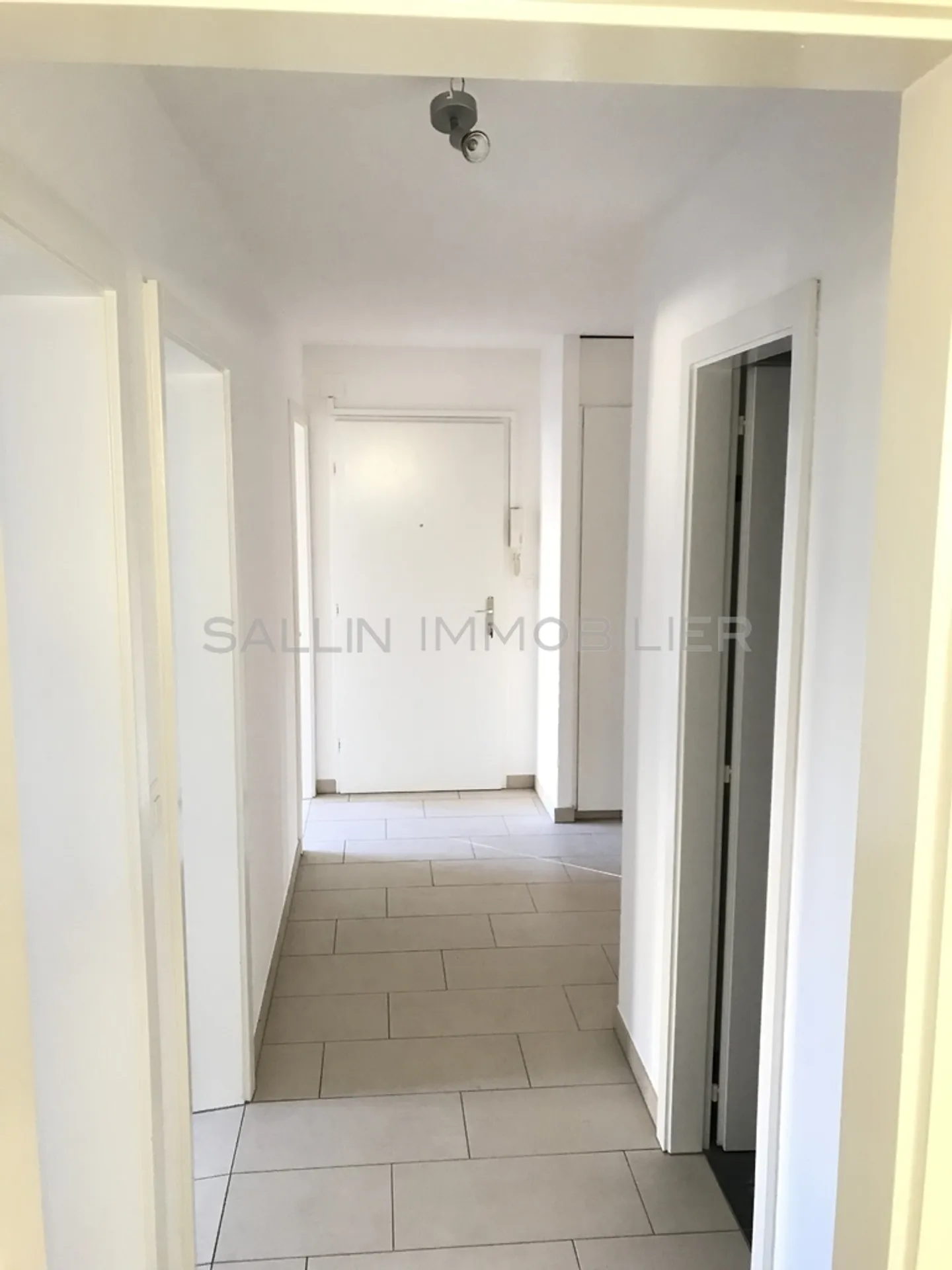 BEL E SPAZIOSO APPARTAMENTO DI 4½ STANZE - Foto 8 di 9