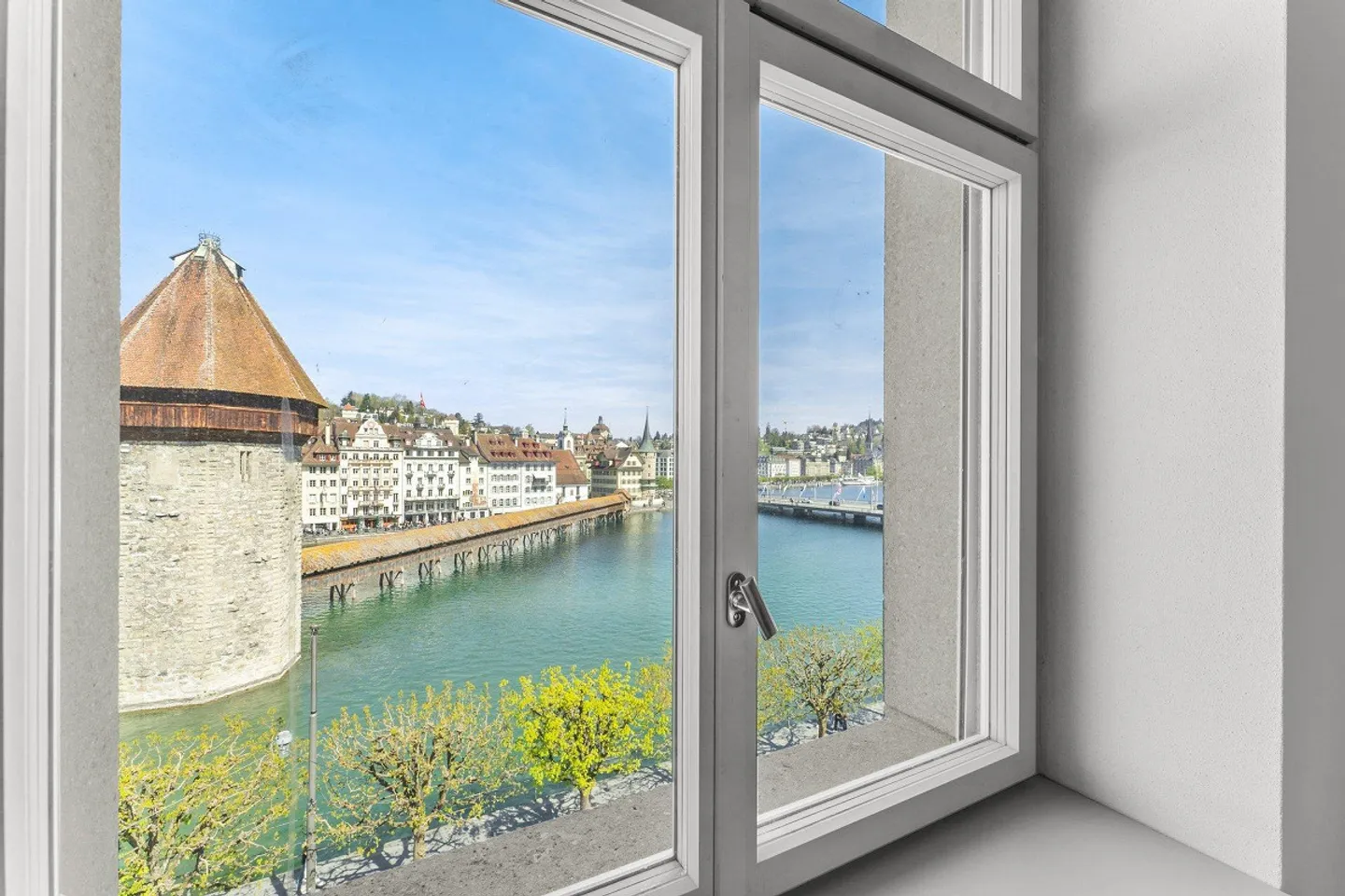 Loft exclusif avec vue sur le pont de la chapelle et la tour de l'eau ! - Photo 1 sur 12