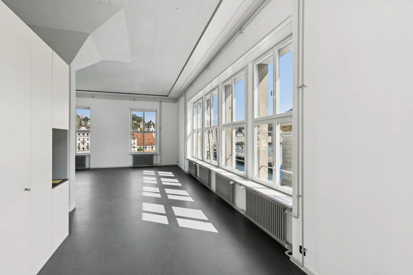 Loft exclusif avec vue sur le pont de la chapelle et la tour de l'eau ! - Photo 9 sur 12