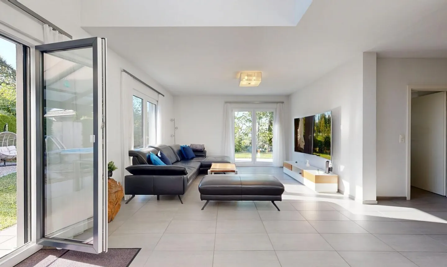 Private Oasis: Exclusive 6.5-Room Single-Family House with Pool - Photo 4 of 11