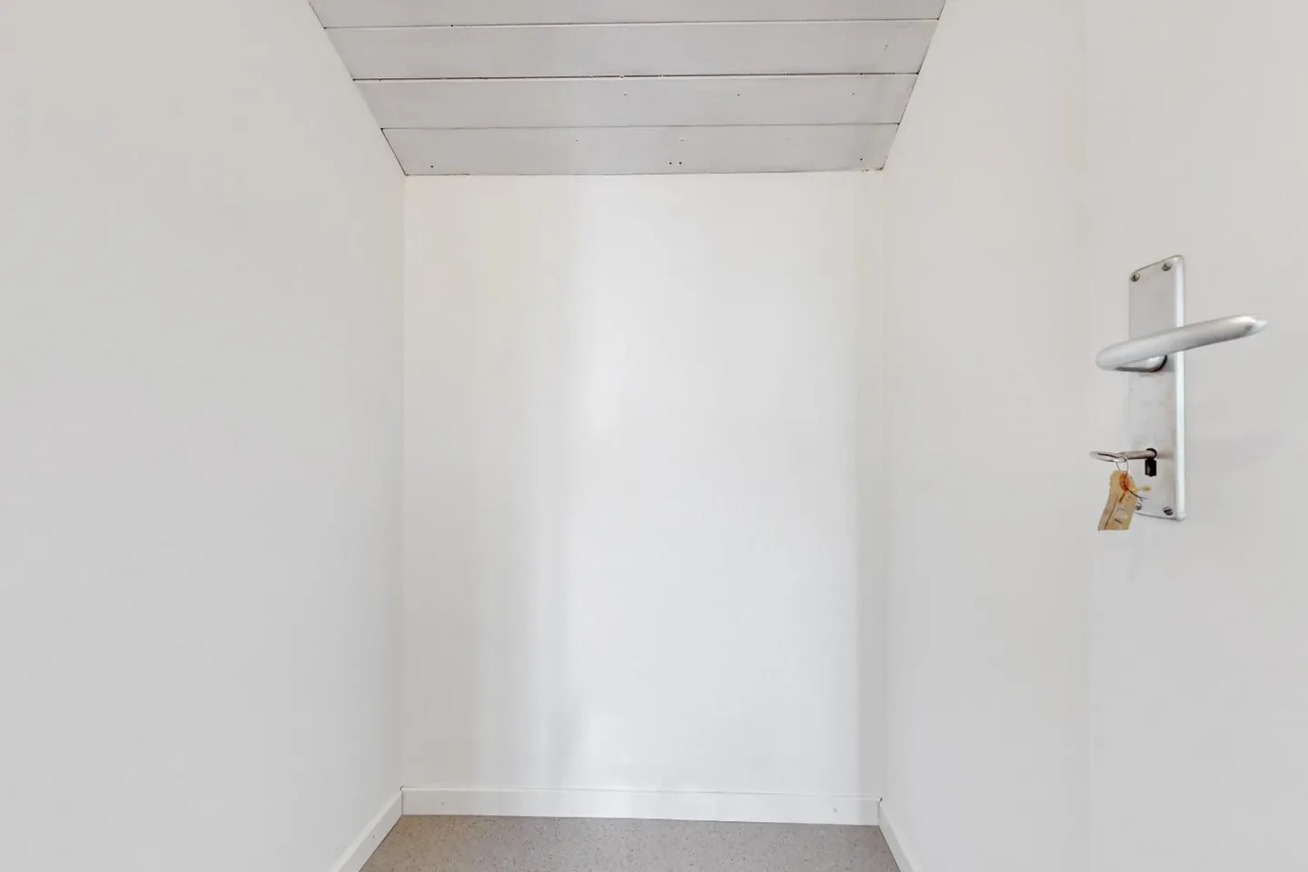 Charming attic apartment with fireplace - Photo 6 of 9