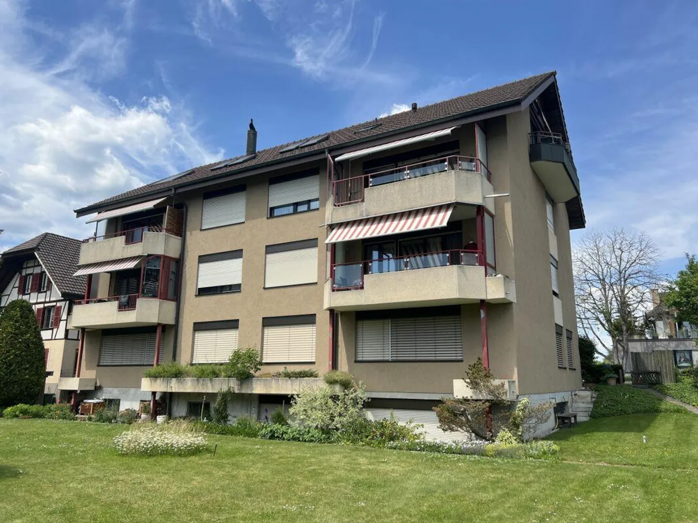 Espaces de pratique et de bureau spacieux au rez-de-chaussée et au sous-sol - Photo 1 sur 30