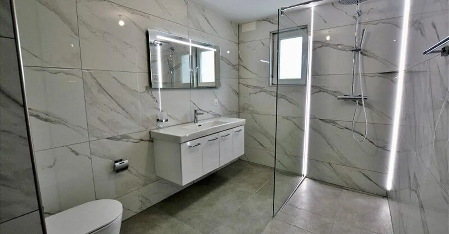 Appartamento moderno con balcone - Foto 4 di 10