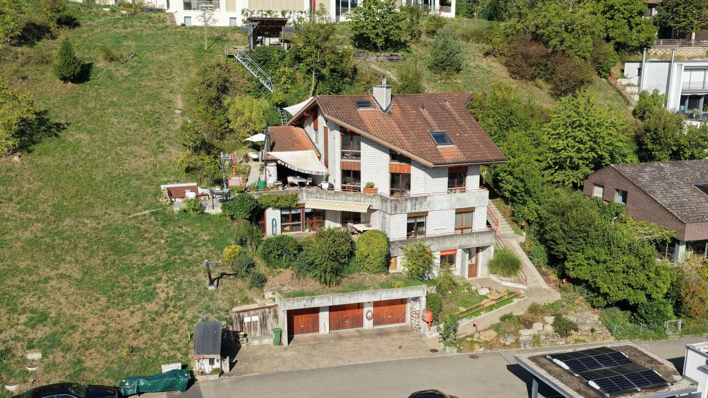 Appartement en duplex de 6,5 pièces avec bureau séparé, deux garages et vue panoramique - Photo 17 sur 17