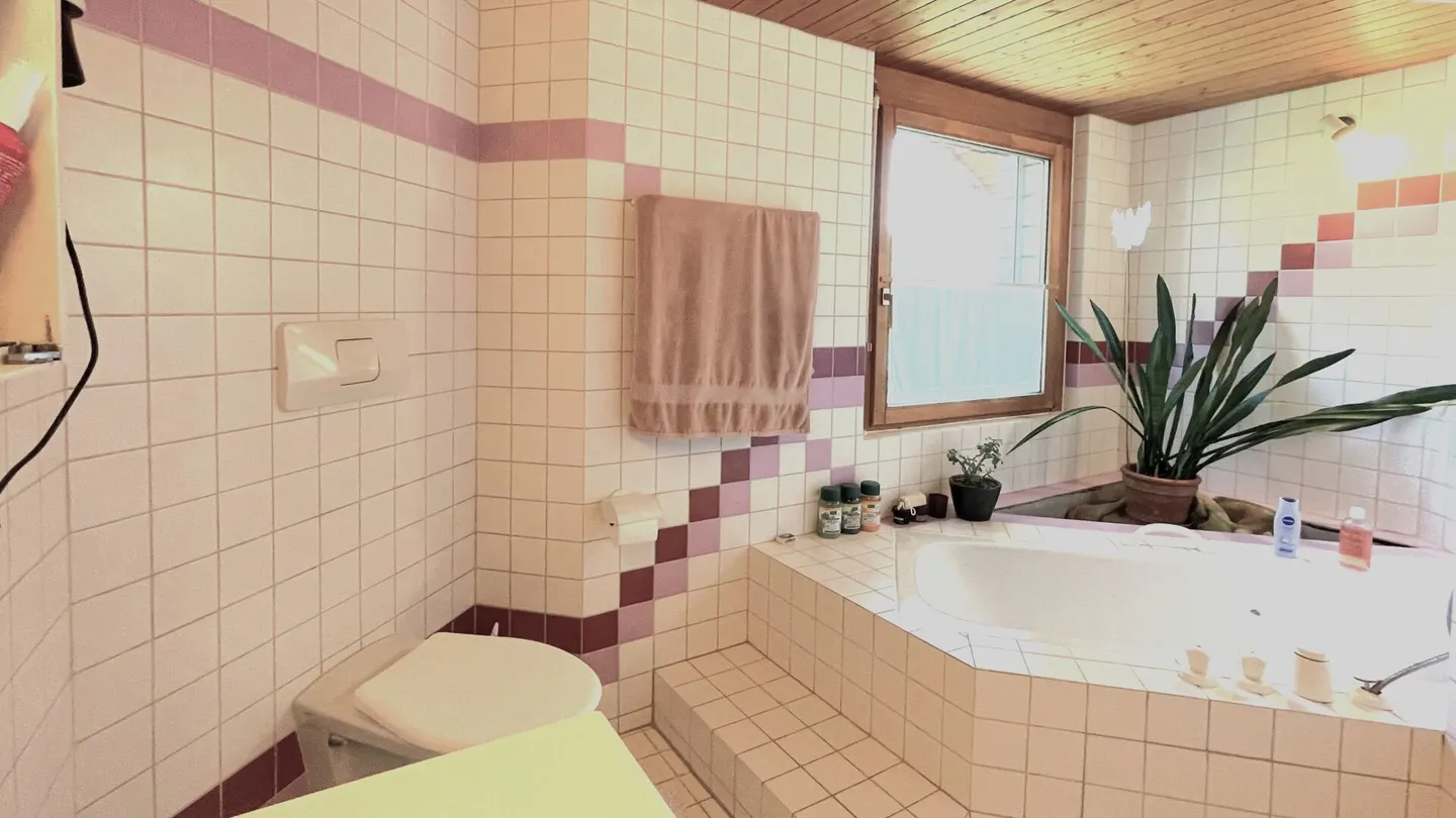Appartement en duplex de 6,5 pièces avec bureau séparé, deux garages et vue panoramique - Photo 15 sur 17