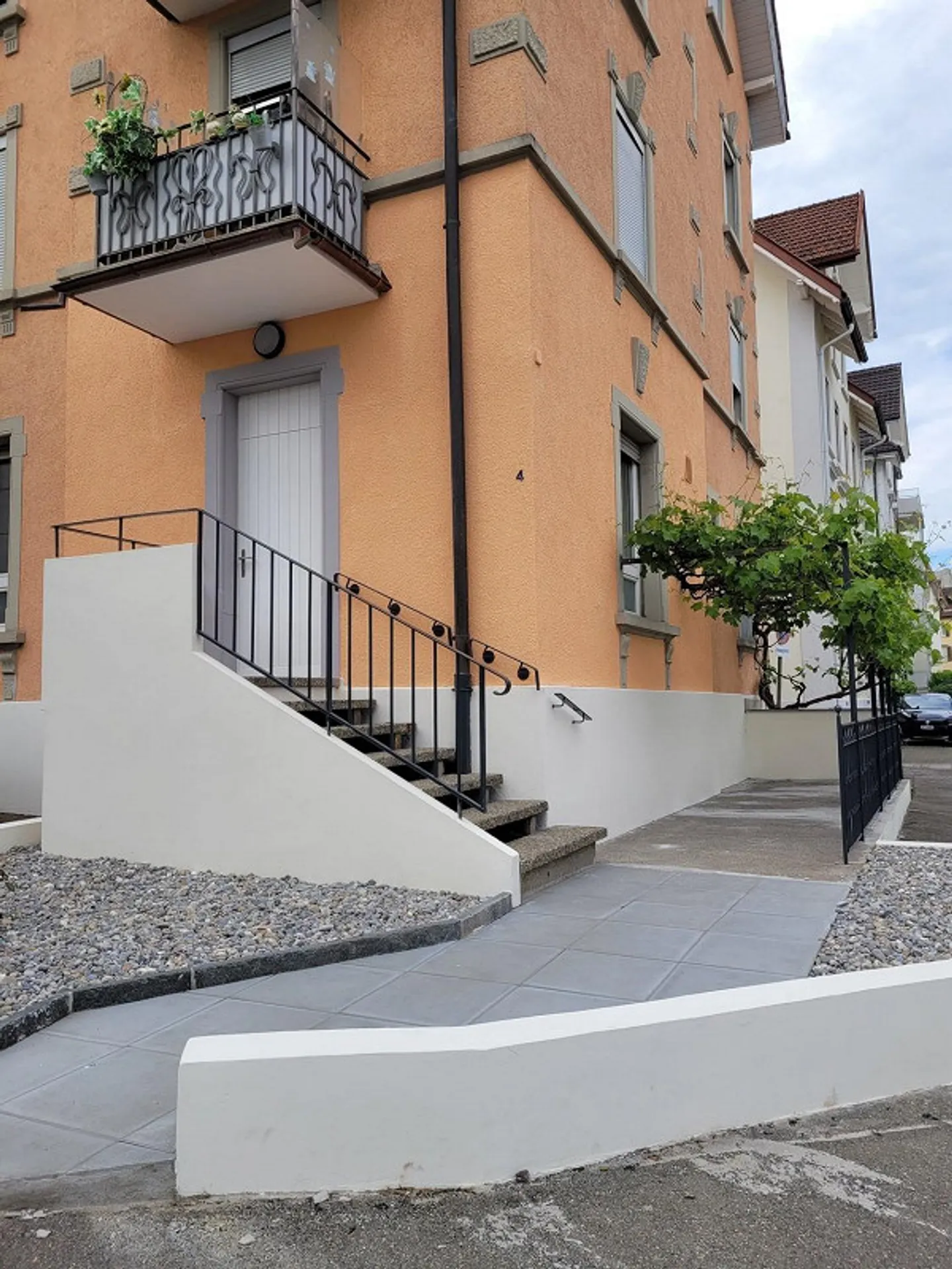 Gioiello appena ristrutturato: Moderno appartamento al piano terra di 3,5 stanze con patio - Foto 1 di 10