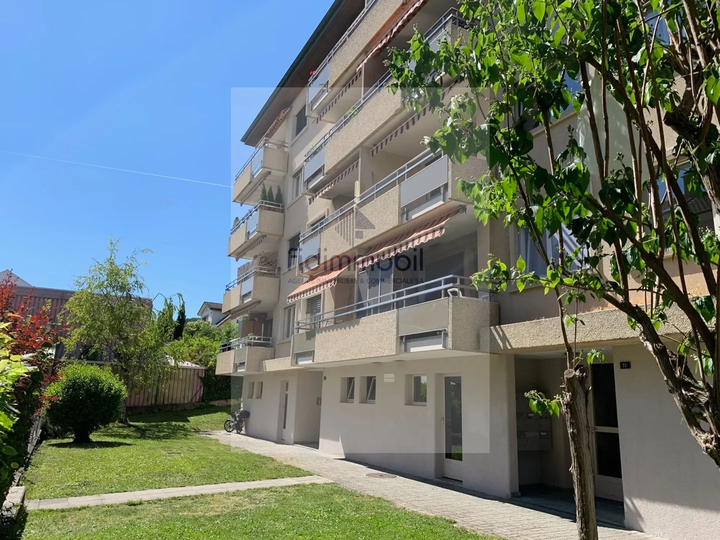 APPARTAMENTO VICINO A TUTTI I SERVIZI CON BALCONE E CAMINO - Foto 9 di 9
