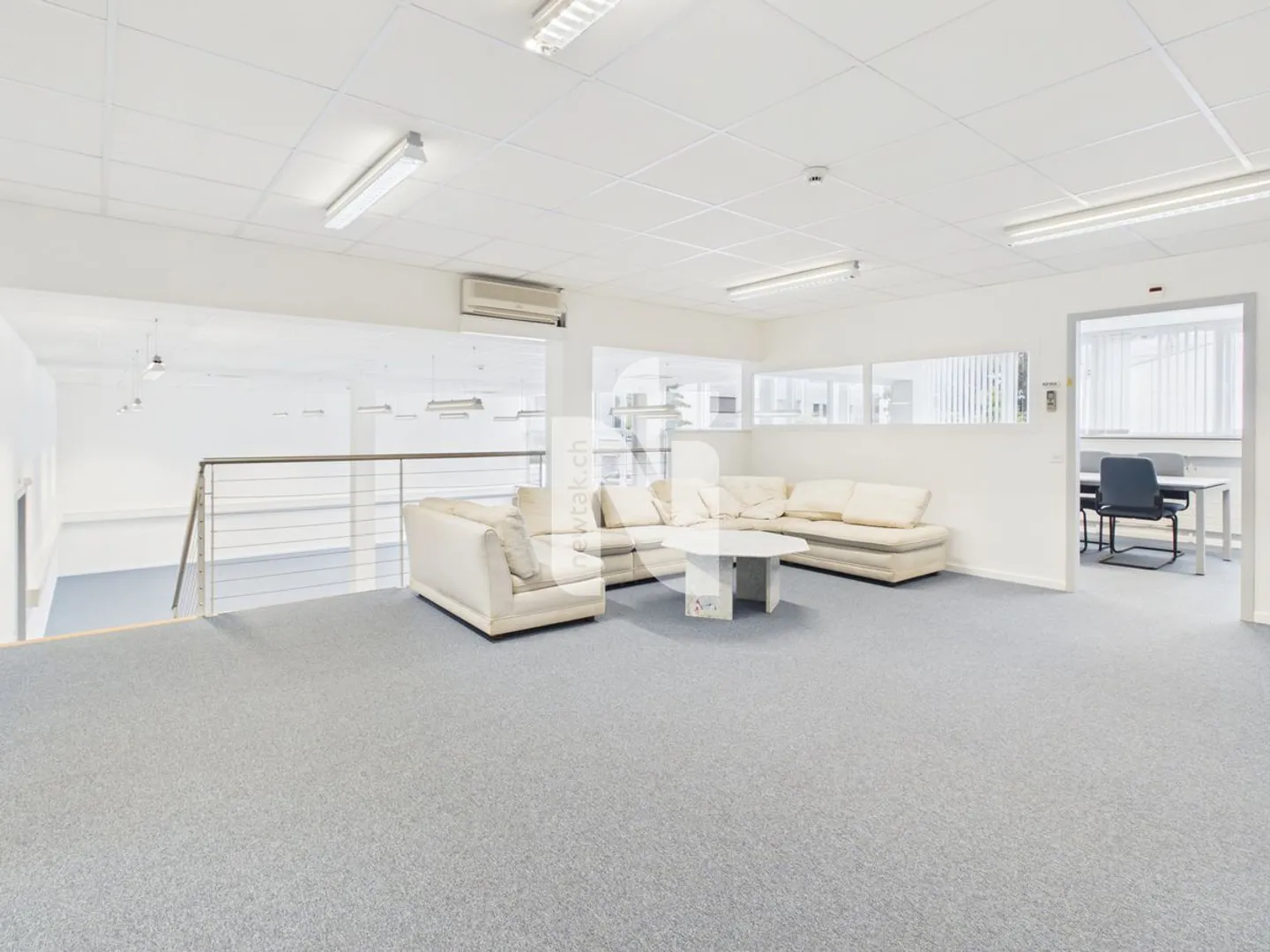 Spazio commerciale versatile, climatizzato con galleria e carattere loft - Foto 1 di 5