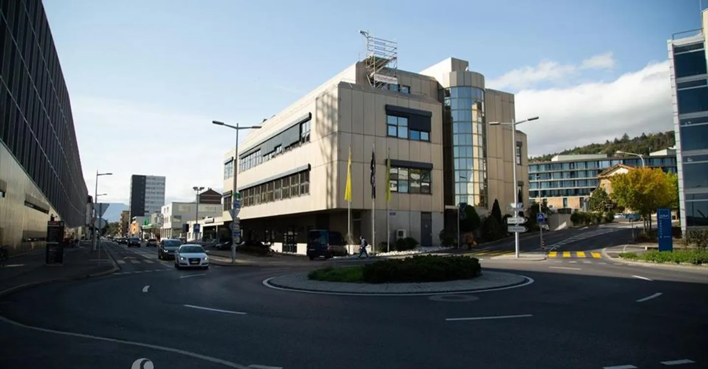 Mixed-use building for rent - Photo 3 of 3