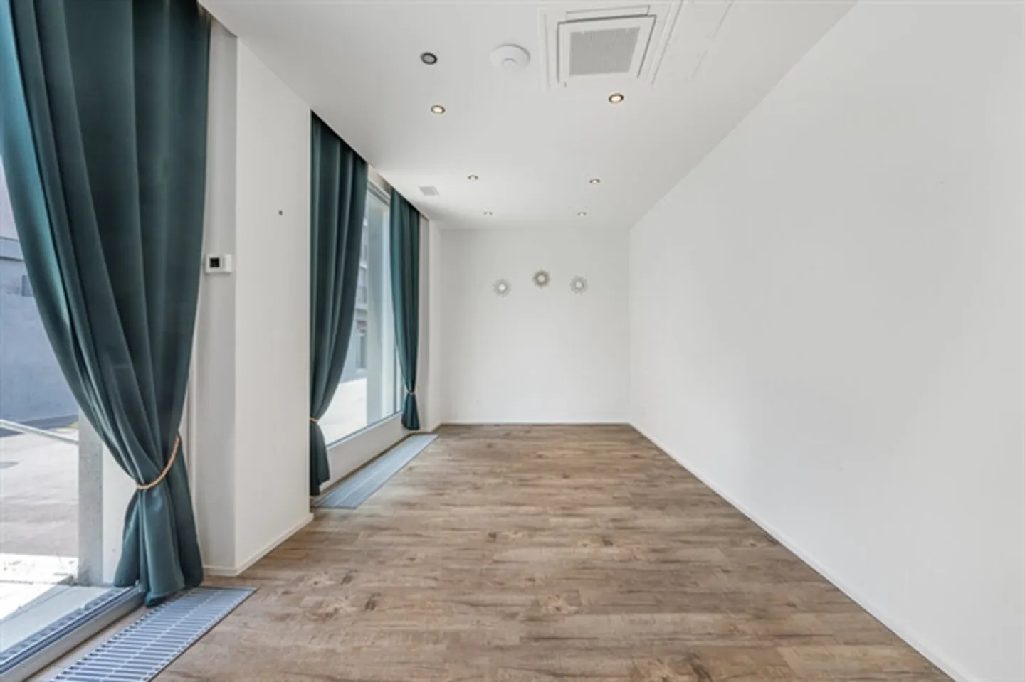 3 RENTED COMMERCIAL UNITS WITH RETURN AT BÜLACH STATION - Photo 2 of 8