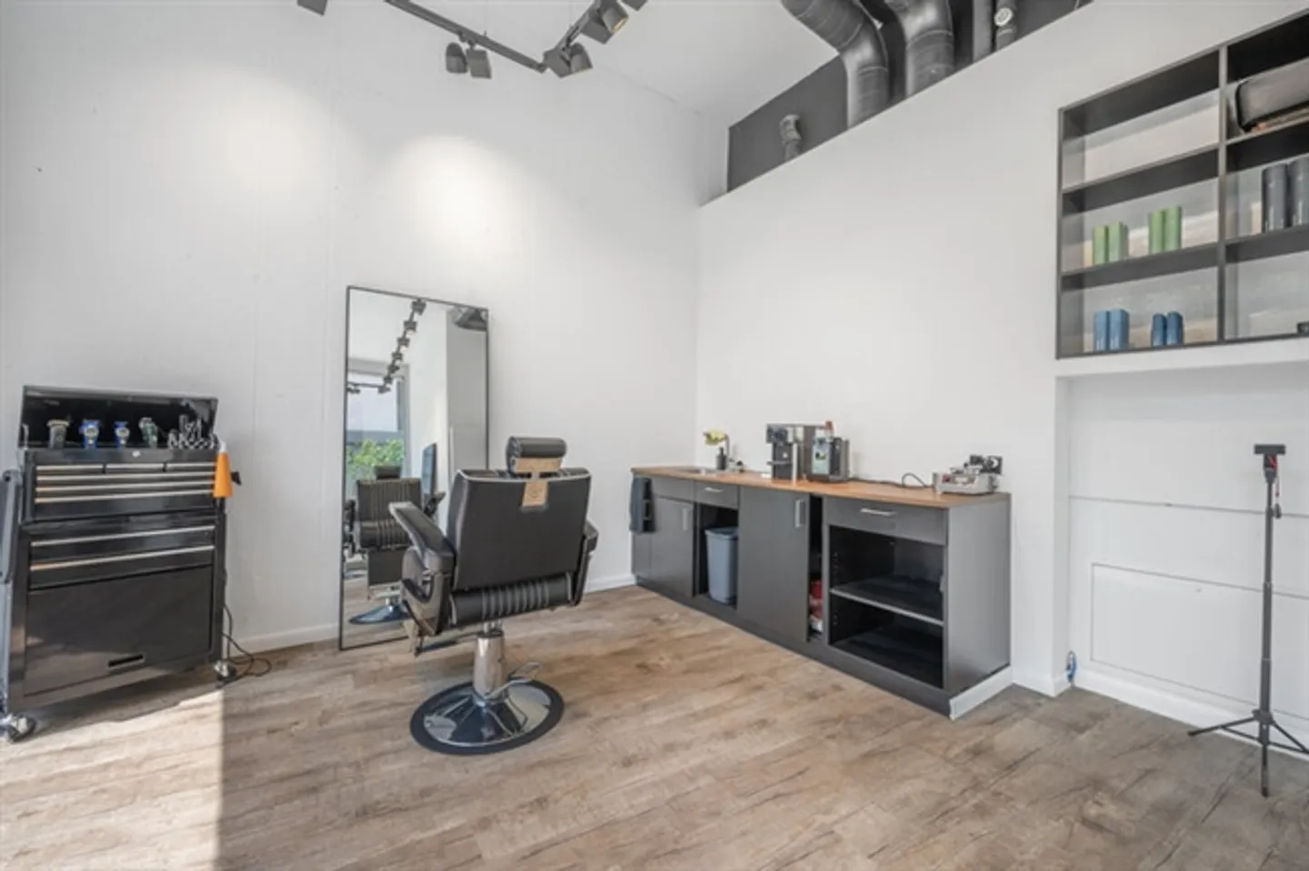 3 RENTED COMMERCIAL UNITS WITH RETURN AT BÜLACH STATION - Photo 5 of 8