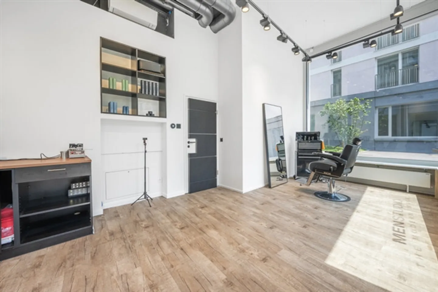 3 RENTED COMMERCIAL UNITS WITH RETURN AT BÜLACH STATION - Photo 6 of 8