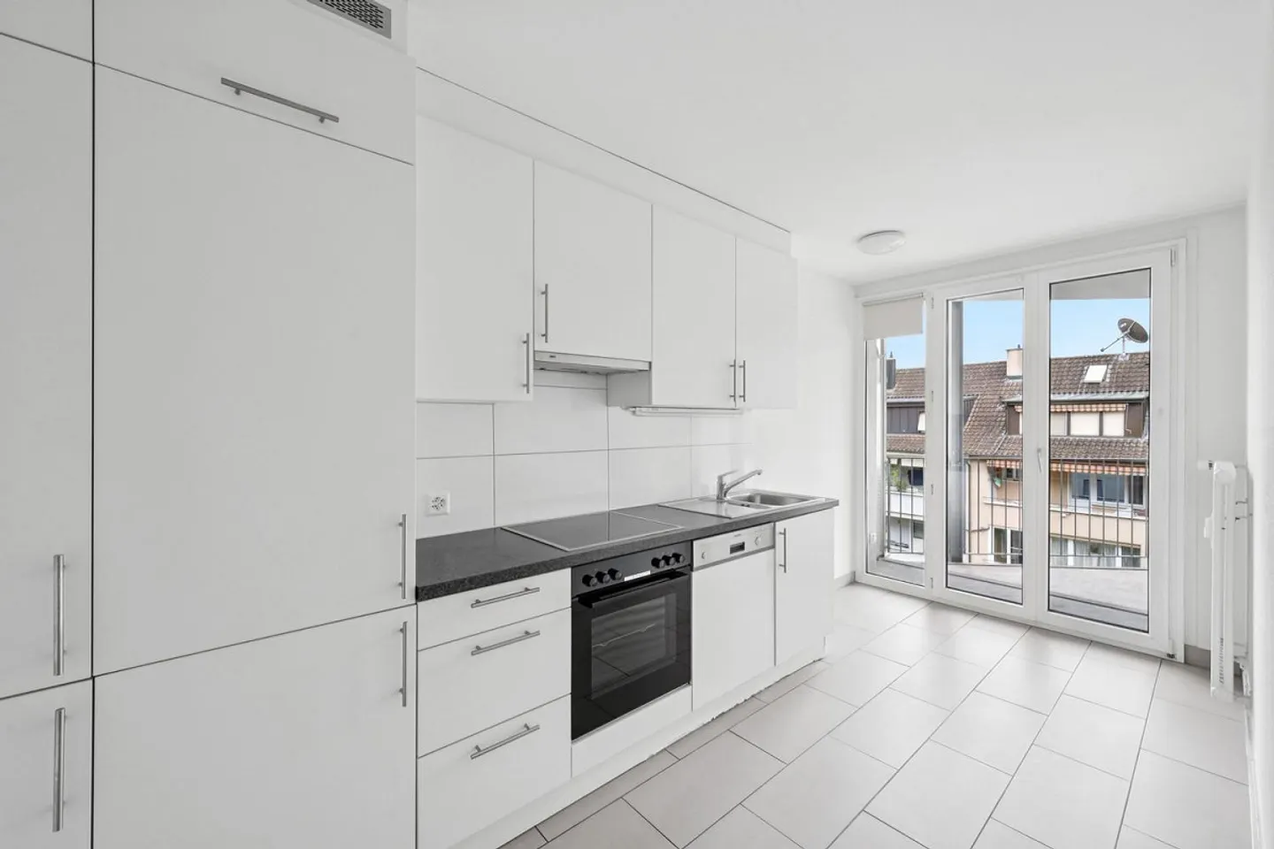 Bellissimo appartamento di 3 stanze con grande balcone! - Foto 1 di 8