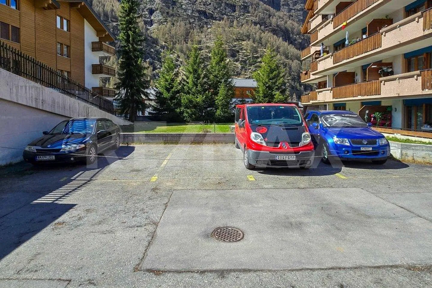 6 posti auto presso Haus St. Martin a Täsch - Posizione centrale vicino alla stazione - Foto 3 di 11