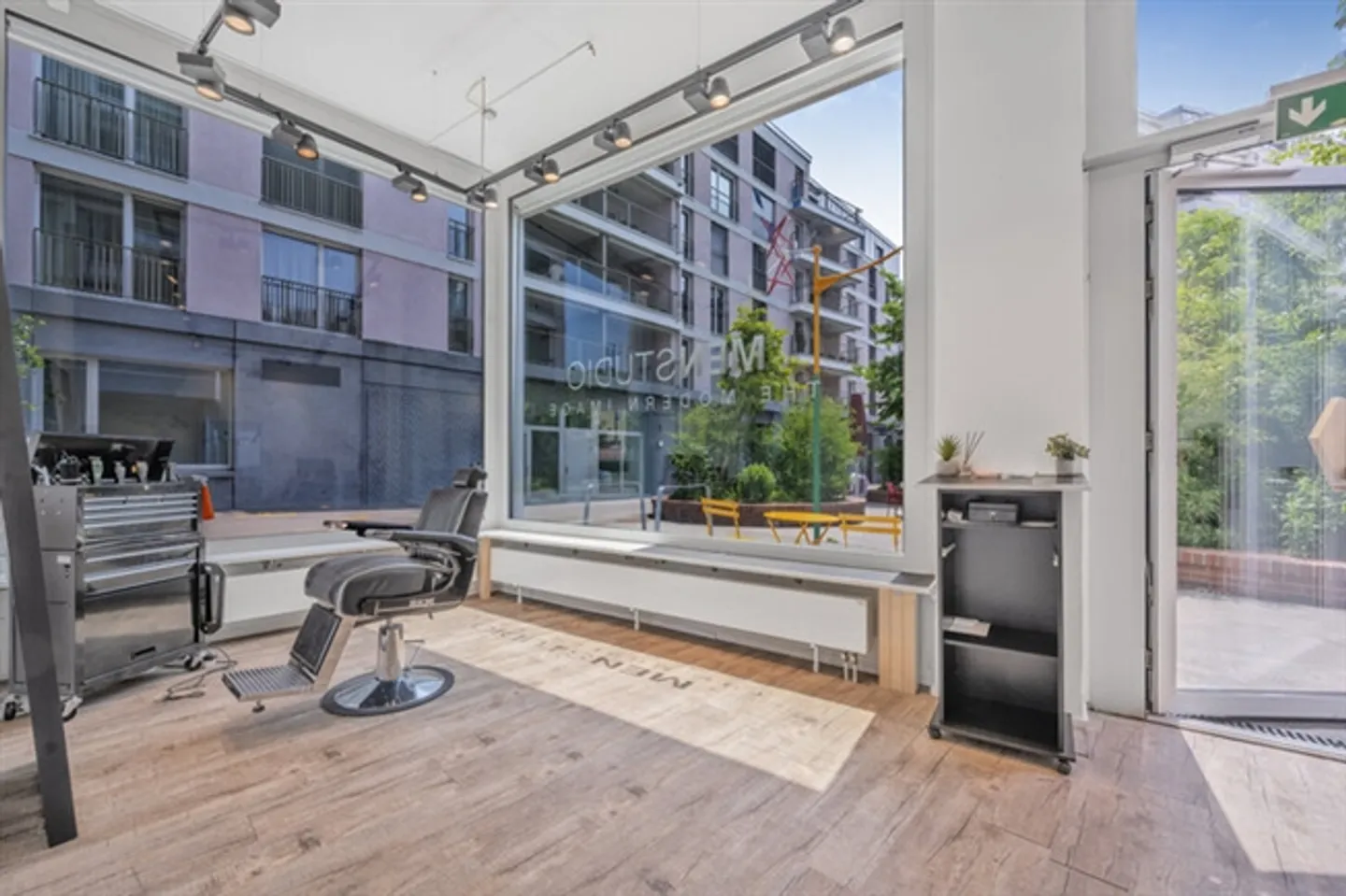 3 RENTED COMMERCIAL UNITS WITH RETURN AT BÜLACH STATION - Photo 7 of 8