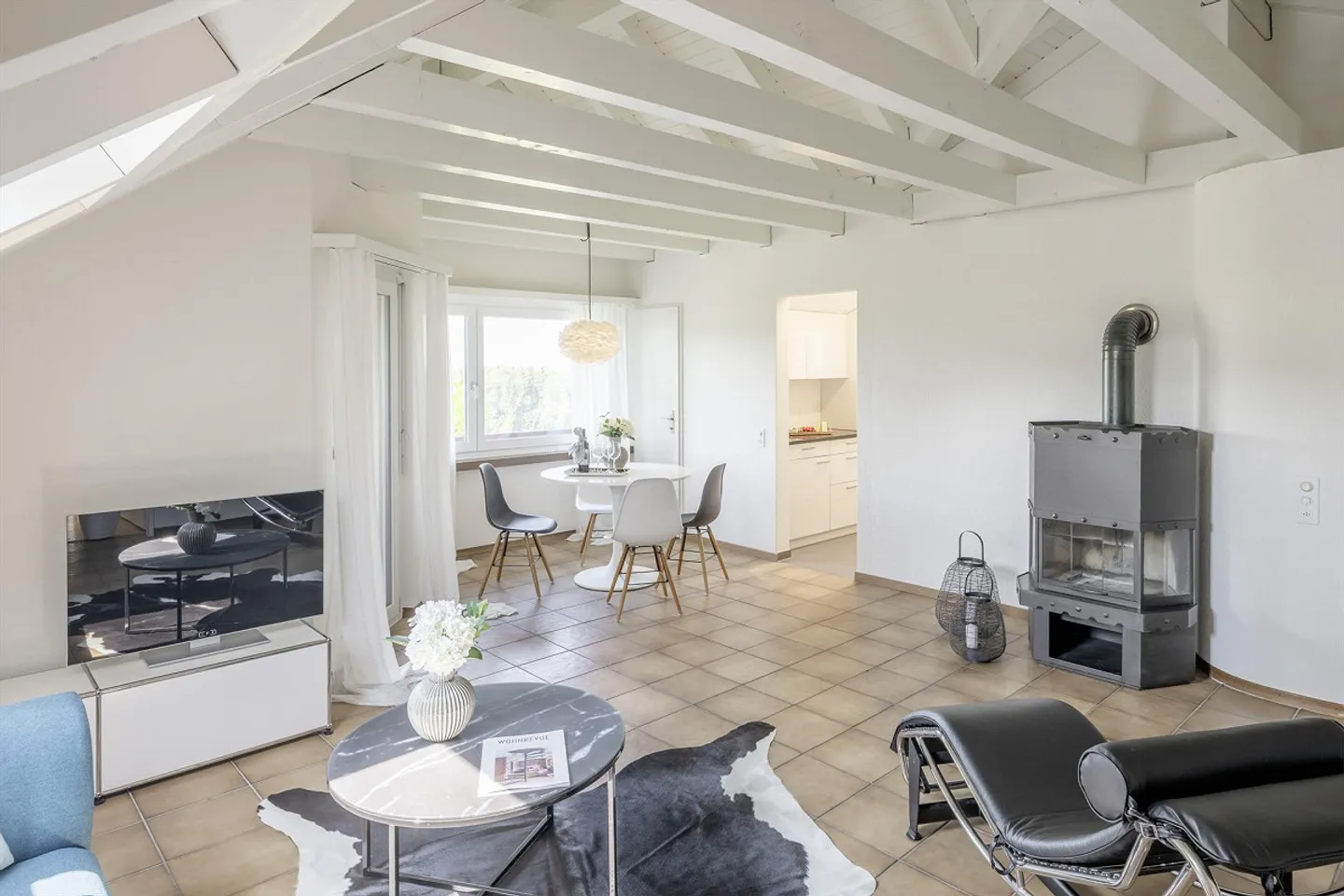 Accogliente appartamento mansardato 3.5 locali con grande proprietà e balcone - Foto 4 di 9