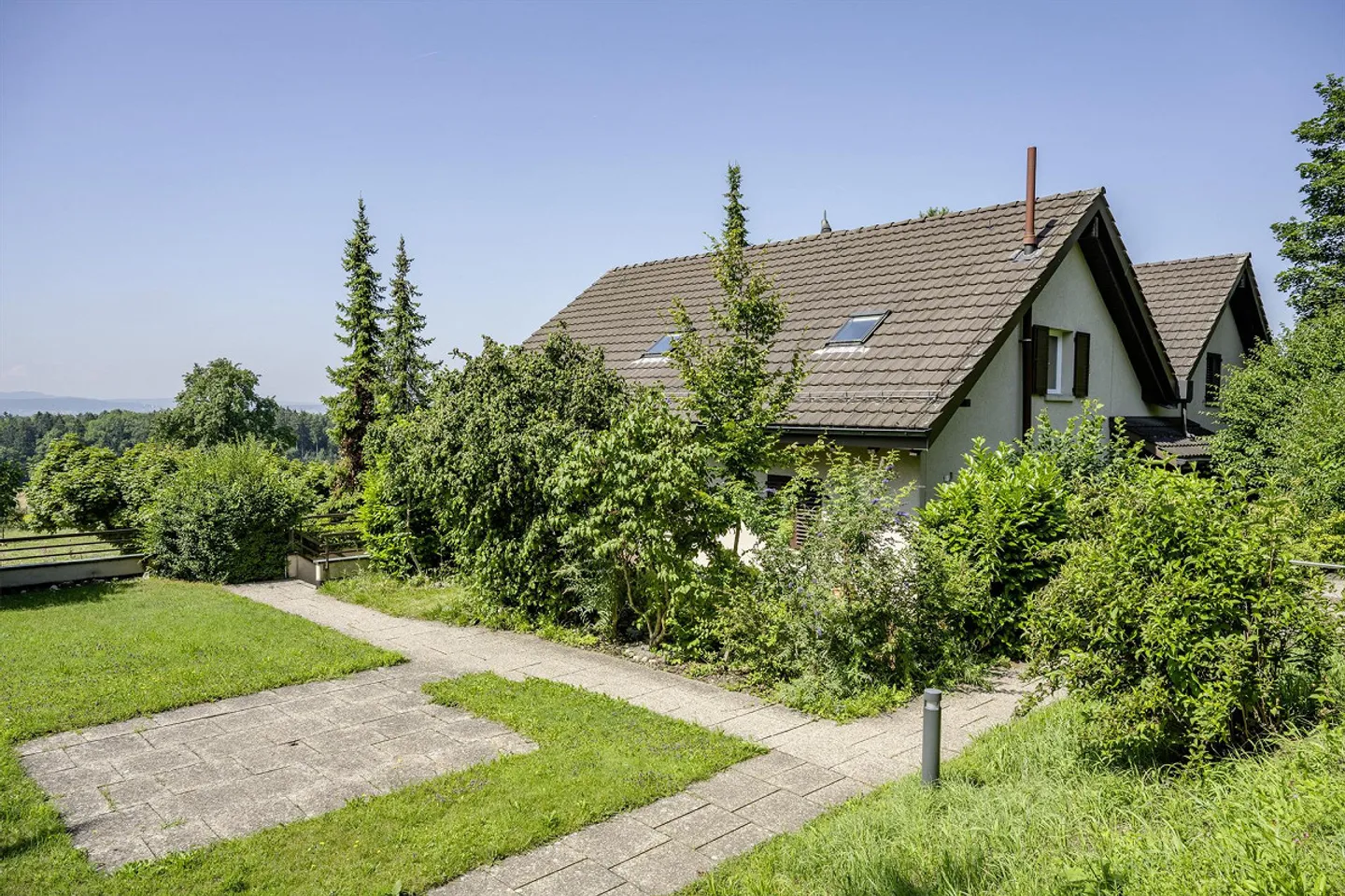 Accogliente appartamento mansardato 3.5 locali con grande proprietà e balcone - Foto 1 di 9