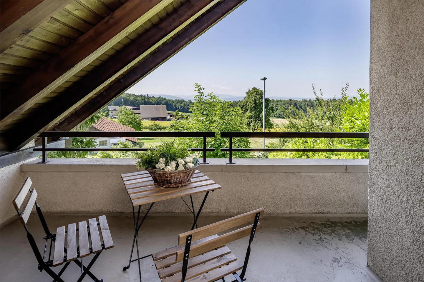 Accogliente appartamento mansardato 3.5 locali con grande proprietà e balcone - Foto 6 di 9