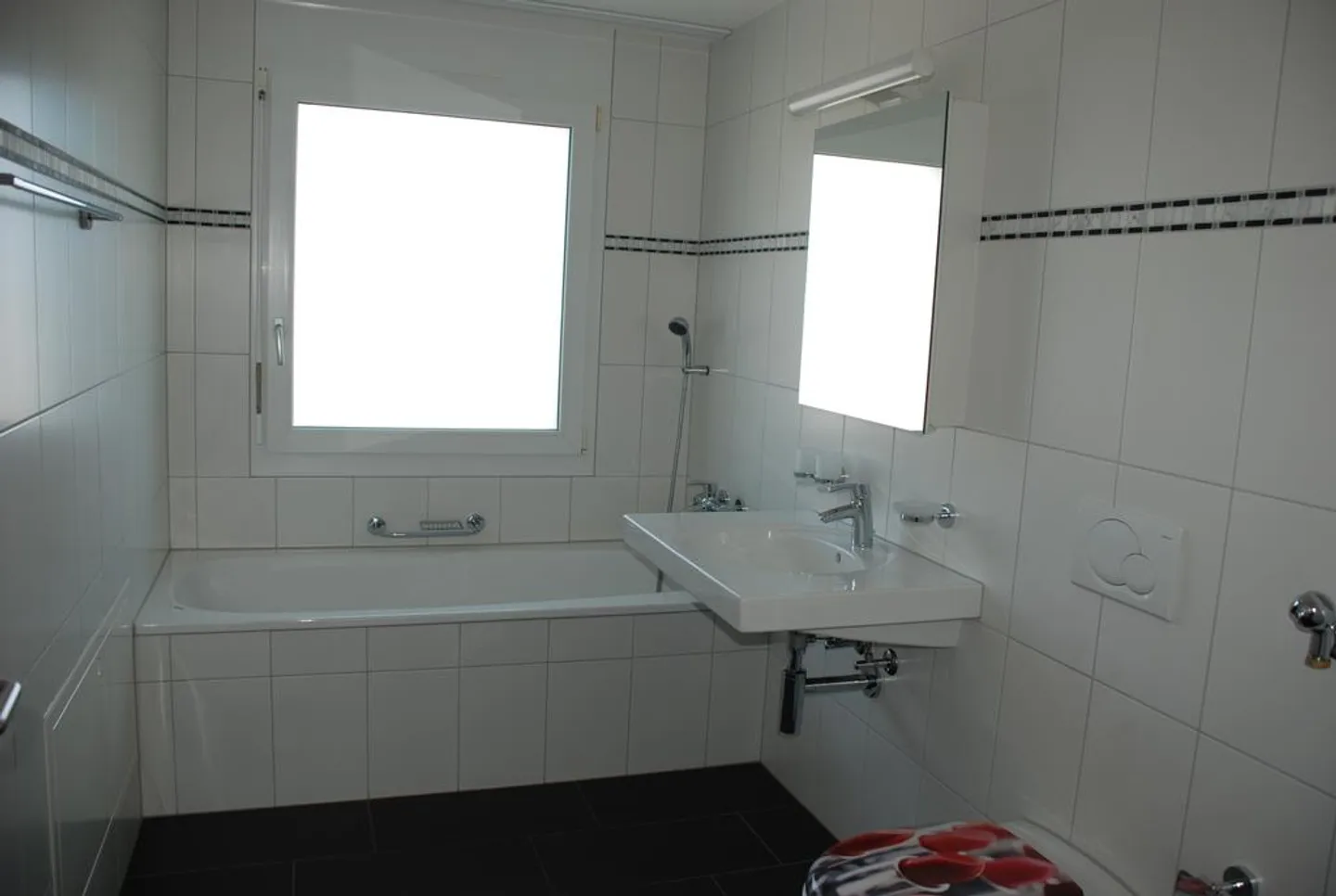 Appartement confortable au rez-de-chaussée avec grande terrasse et deux salles de bains - Photo 5 sur 8
