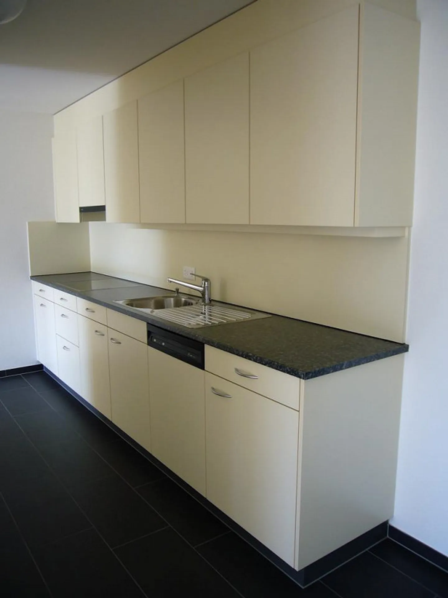 Appartement confortable au rez-de-chaussée avec grande terrasse et deux salles de bains - Photo 2 sur 8