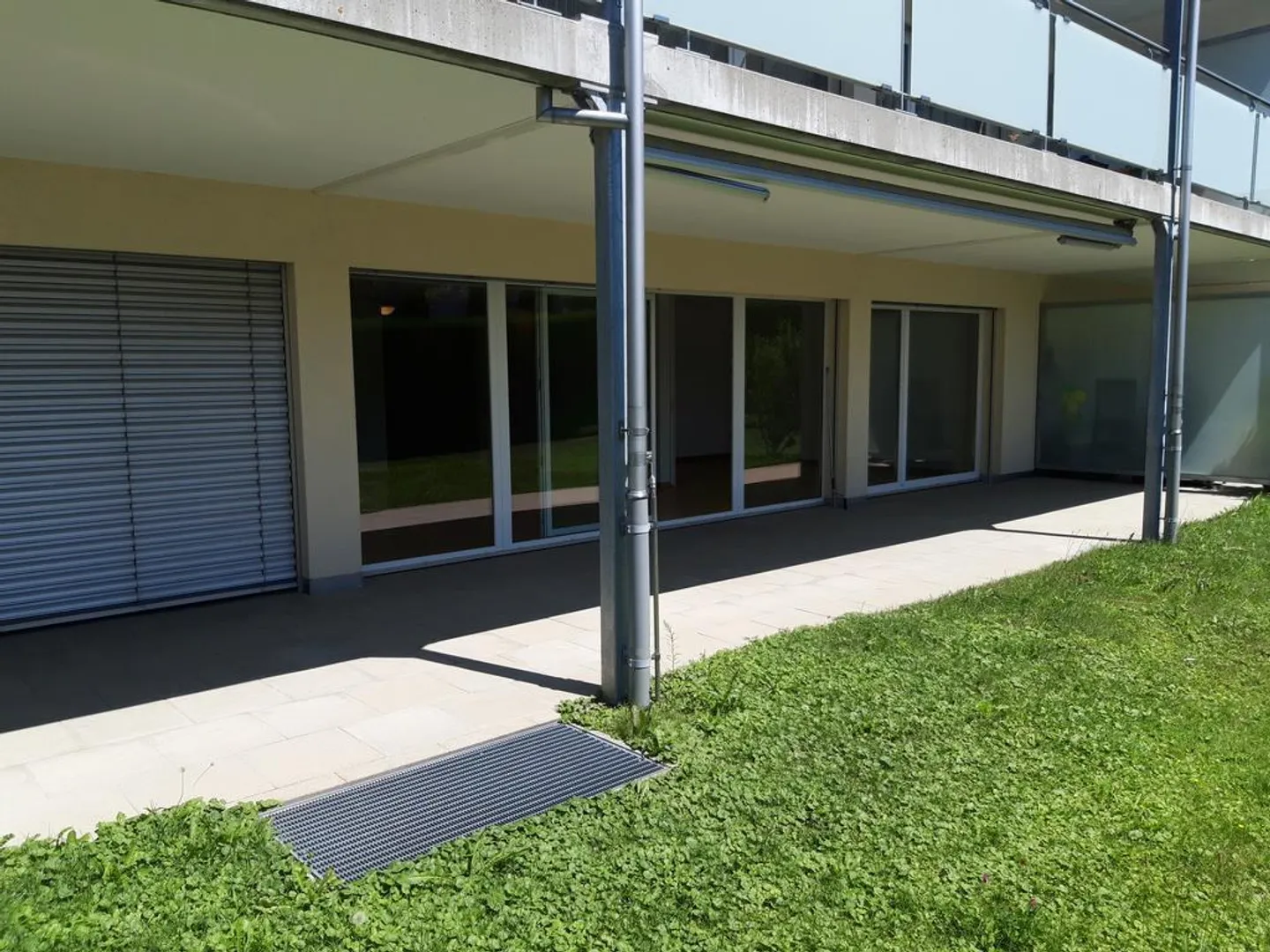 Appartement confortable au rez-de-chaussée avec grande terrasse et deux salles de bains - Photo 7 sur 8