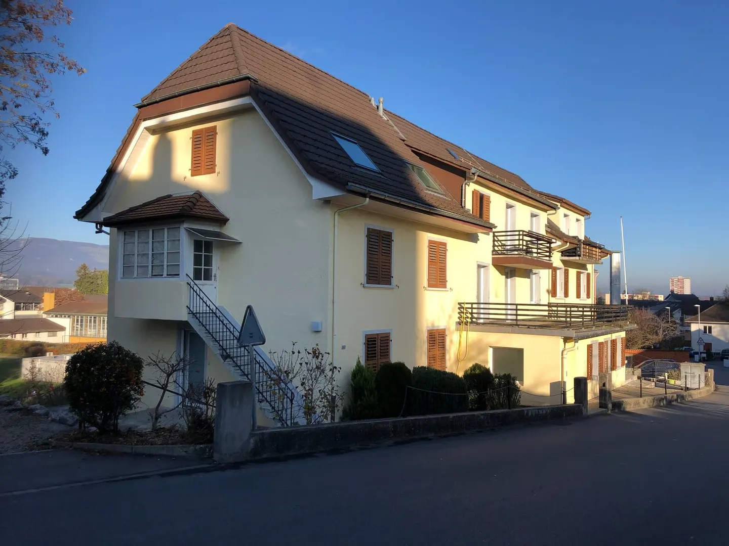 Luminoso appartamento di 2,5 stanze al piano terra con patio e balcone a Zuchwil - Foto 1 di 11