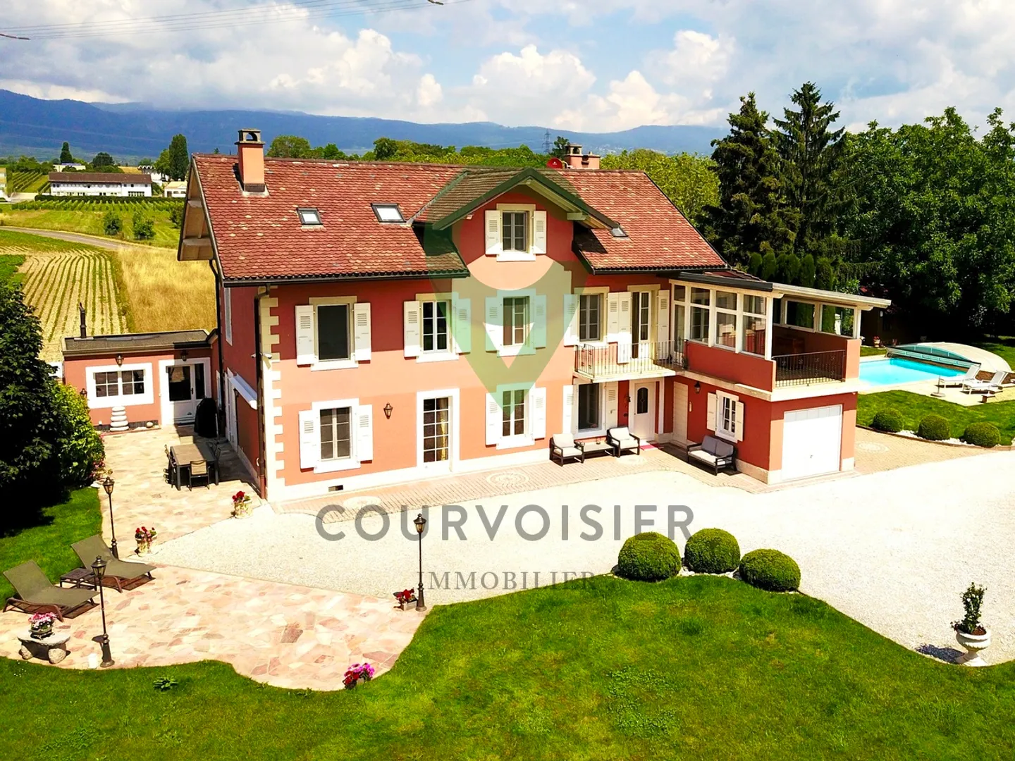 Incroyable propriété familiale avec piscine et jacuzzi - Photo 1 sur 12