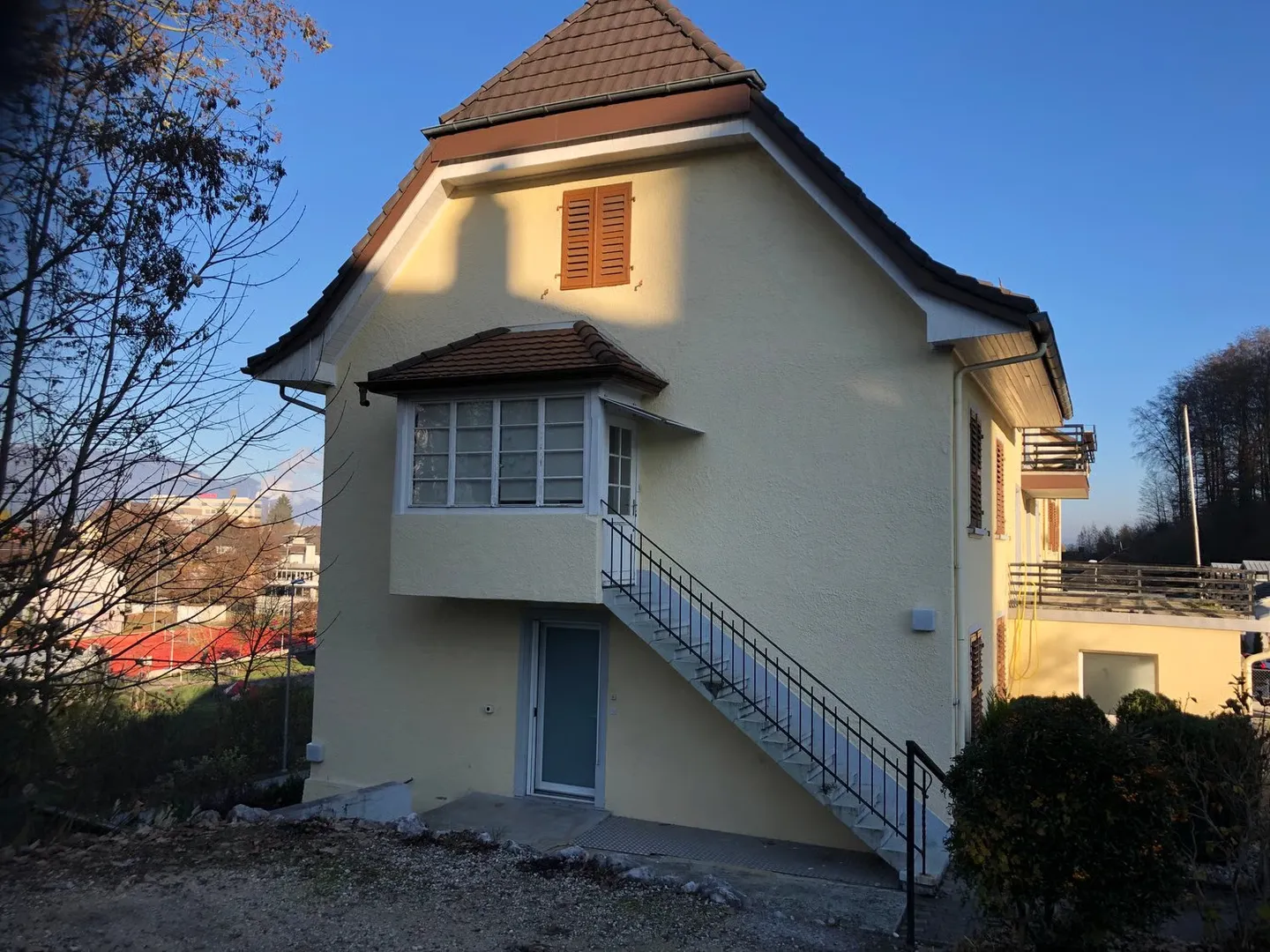 Luminoso appartamento di 2,5 stanze al piano terra con patio e balcone a Zuchwil - Foto 2 di 11