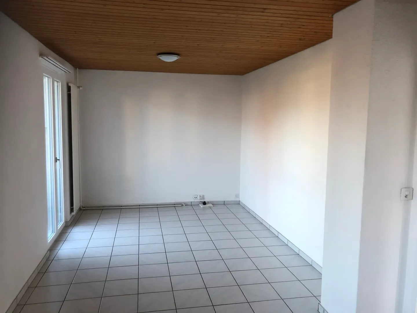 Luminoso appartamento di 2,5 stanze al piano terra con patio e balcone a Zuchwil - Foto 6 di 11