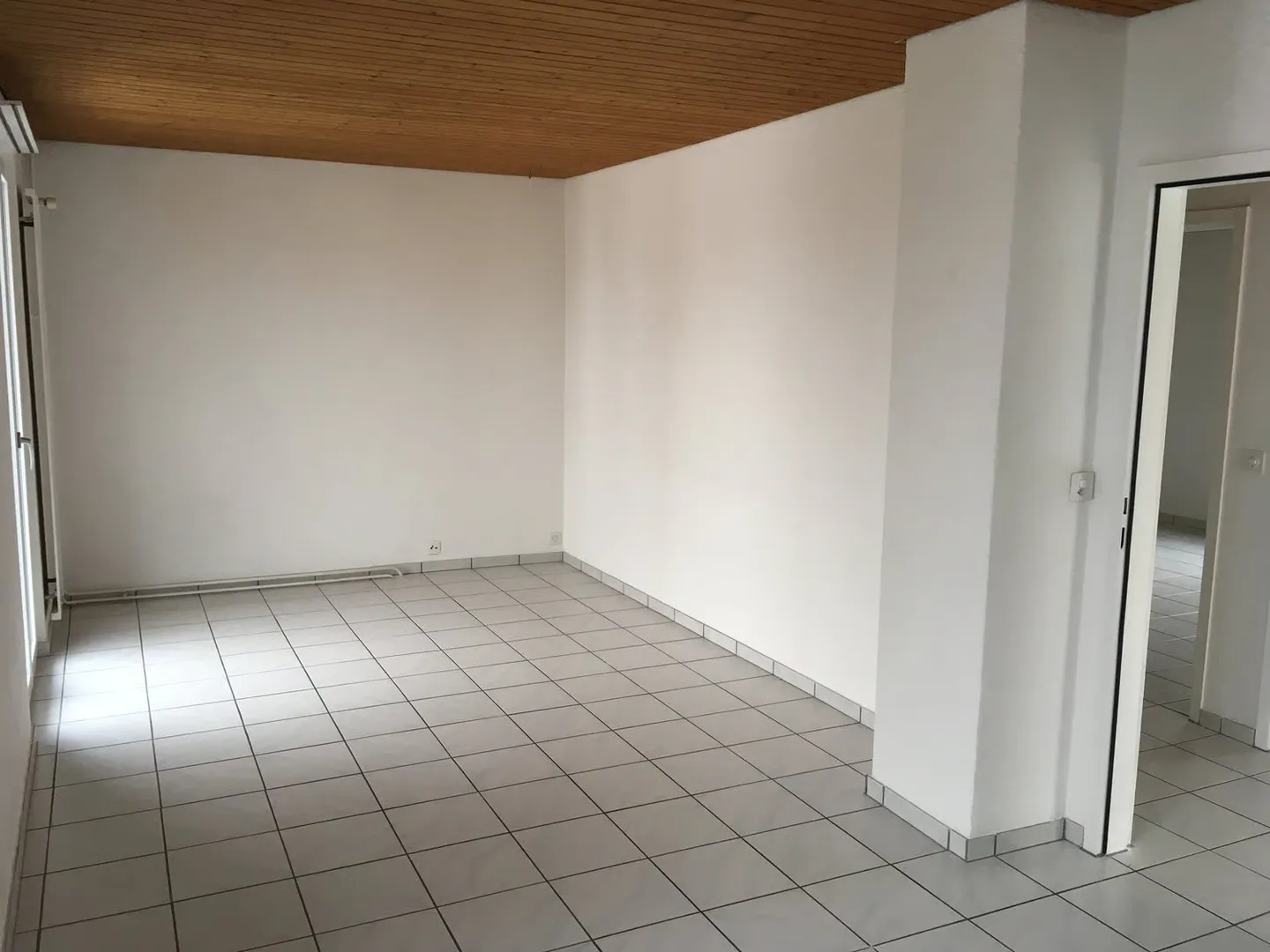 Luminoso appartamento di 2,5 stanze al piano terra con patio e balcone a Zuchwil - Foto 7 di 11