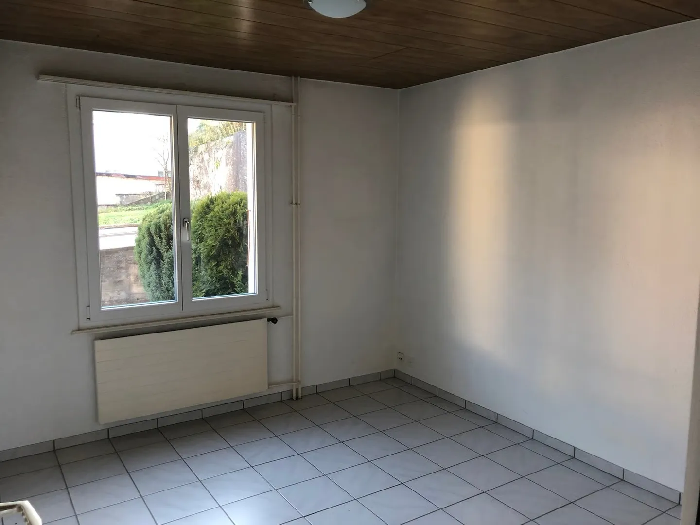 Luminoso appartamento di 2,5 stanze al piano terra con patio e balcone a Zuchwil - Foto 8 di 11